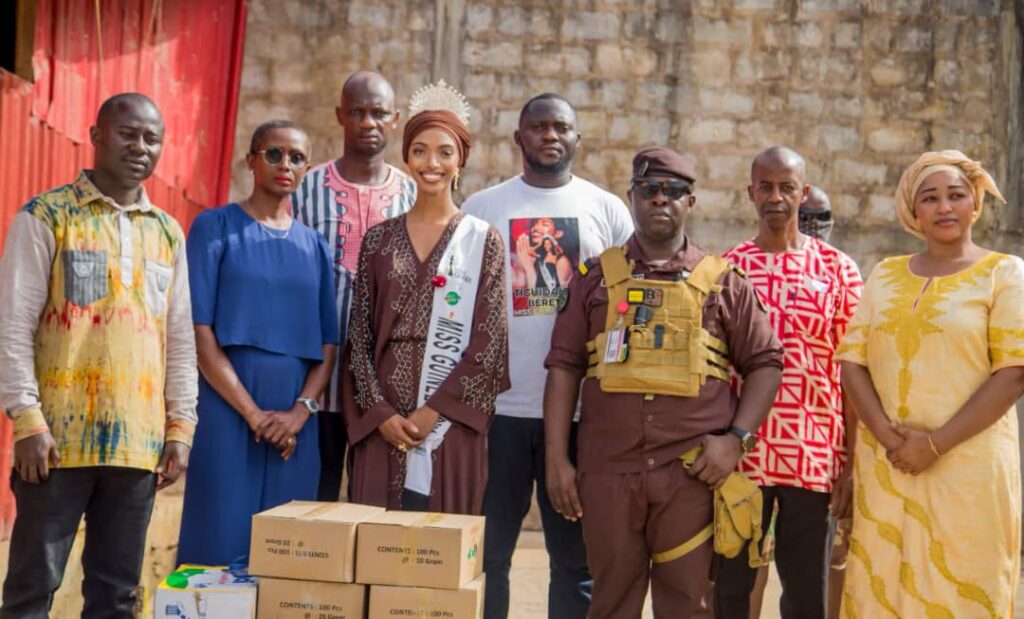 46faa80e-6cb9-4fd1-a0f0-3376bf4369b5-1024x619 Miss Guinée 2025 et le COMISSGUI au chevet des femmes détenues de la Maison Centrale de Conakry