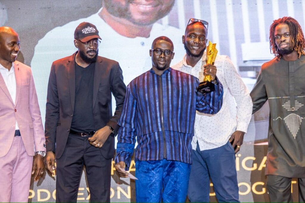 278288dc-63e2-4911-9c7c-d1b032ce7d62-1024x683 Djemory Kouyaté "Summum Prod", couronné Meilleur Promoteur de l’Année aux VDMG 2025