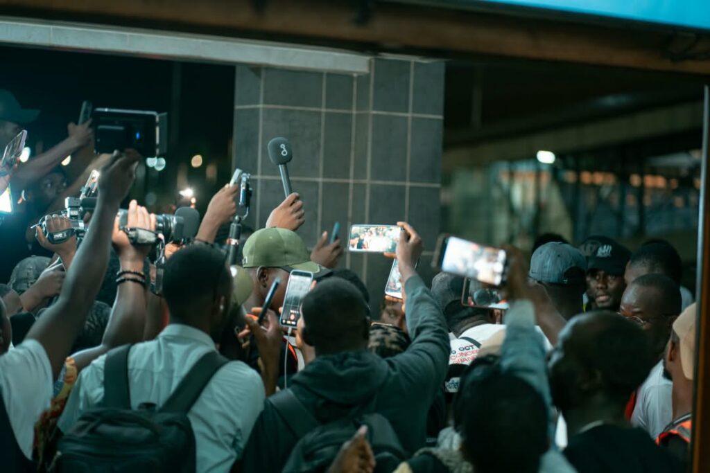 WhatsApp-Image-2026-09-22-at-04.49.23-1024x683 « YANFANTE » EN APPROCHE : KOURY SIMPLE RETROUVE LA GUINÉE SOUS LES OVATIONS DE SES FANS