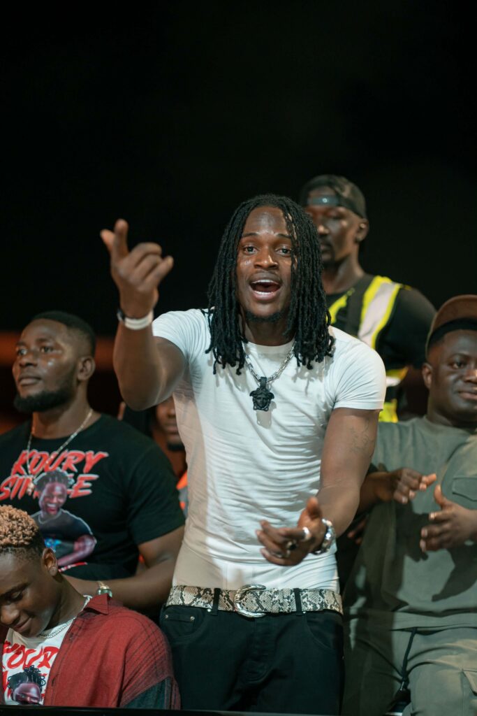 att.JKcAYVmi4nGDxrJbeCkN0gMHzomtjKTW5pO0lsZy1nE-1-683x1024 « YANFANTE » EN APPROCHE : KOURY SIMPLE RETROUVE LA GUINÉE SOUS LES OVATIONS DE SES FANS