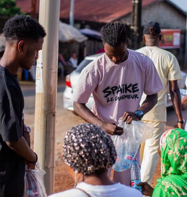 WhatsApp-Image-2026-10-21-at-22.50.47-1 Action sociale : Spaike pose un geste de solidarité en faveur des personnes démunies
