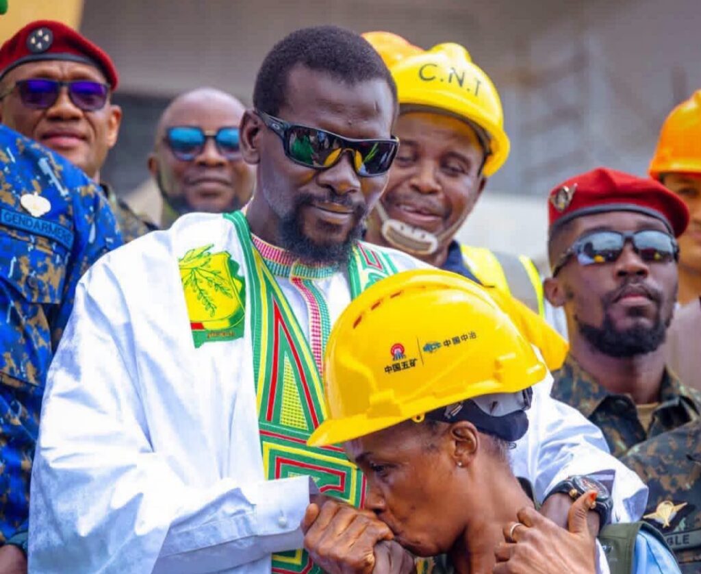 WhatsApp-Image-2026-10-28-at-07.40.59-1024x838 Guinée : Mamadi Doumbouya reçoit Aïssata Sia Camara et lui accorde plusieurs avantages